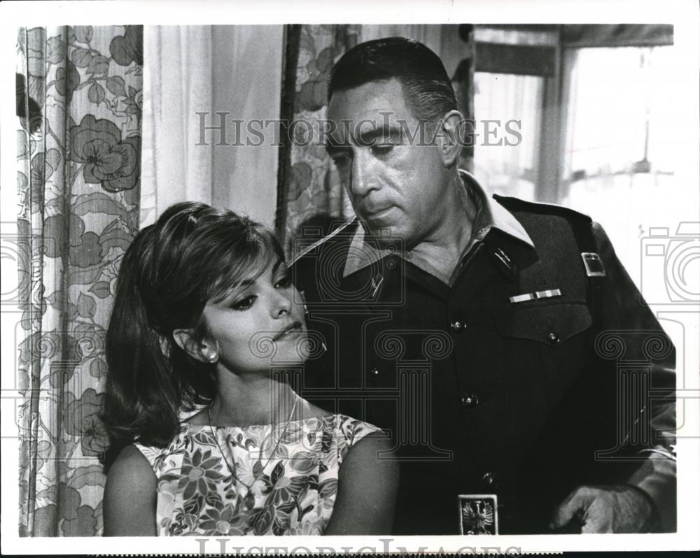 1966 Press Photo Perette Praider and Anthony Quinn in Behold a Pale Horse - Historic Images