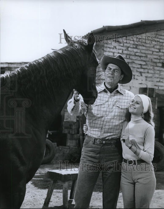 1969 Press Photo Fess Parker & Diana Hyland in Smoky - Historic Images