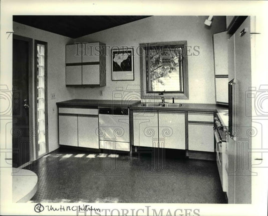 1986 Press Photo Housing Resource Center I820 W. 48th St - cva66892 - Historic Images