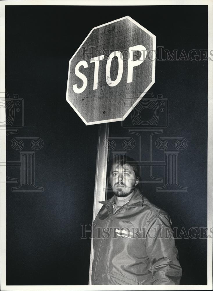 1981 Press Photo James Martin at stop Sign at Fry &amp; Hummerl Road Brookpark - Historic Images