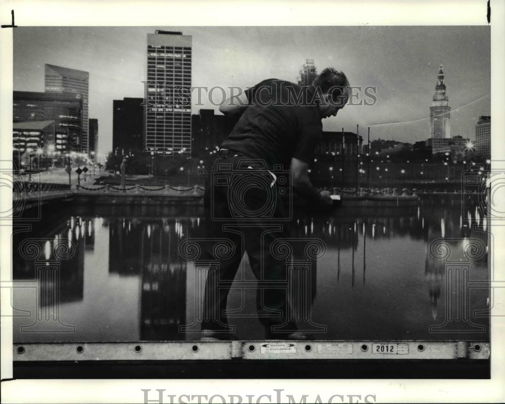 1990 Press Photo Harvey Dzomba putting finishing touches on his mural - Historic Images