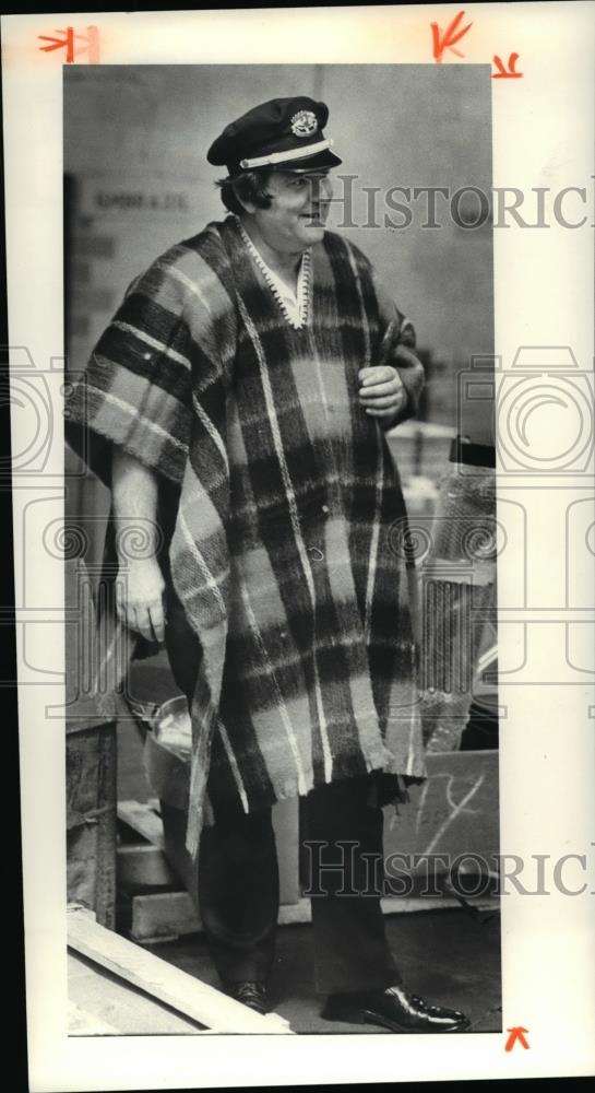 1980 Press Photo The airport custom's inspector, Jim Thomas - cva63170 - Historic Images