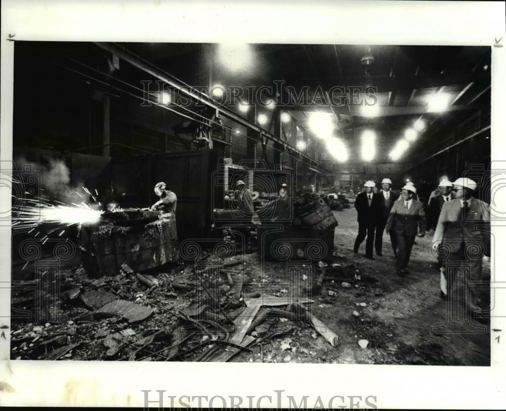 1987 Press Photo A group of Chinese touring Larson Foundries in Grafton, Ohio - Historic Images