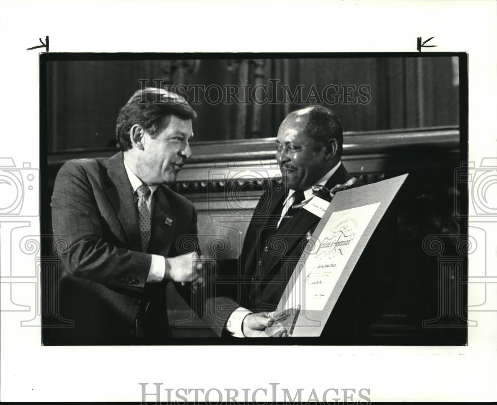 1986 Press Photo Mayor congratulates Edward Wilson for his volunteerism - Historic Images