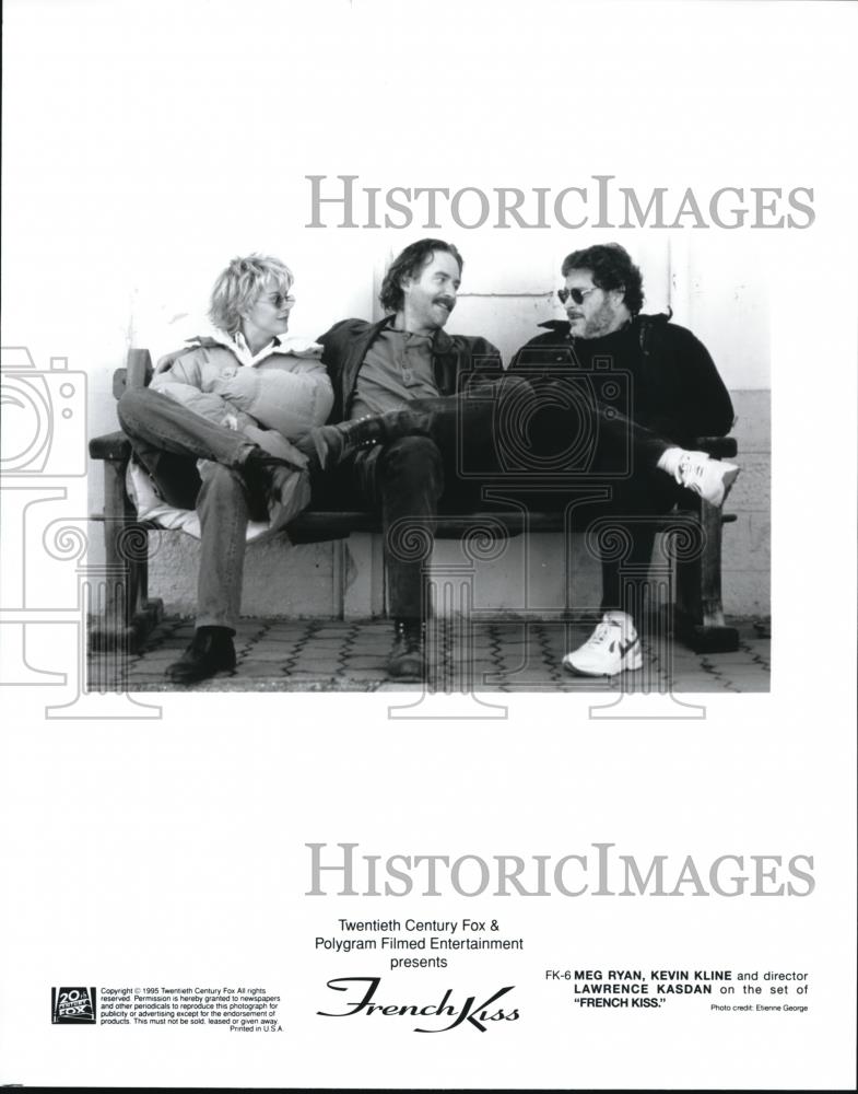 1995 Press Photo Meg Ryan Kevin Kline Lawrence Kasdan director of French Kiss - Historic Images