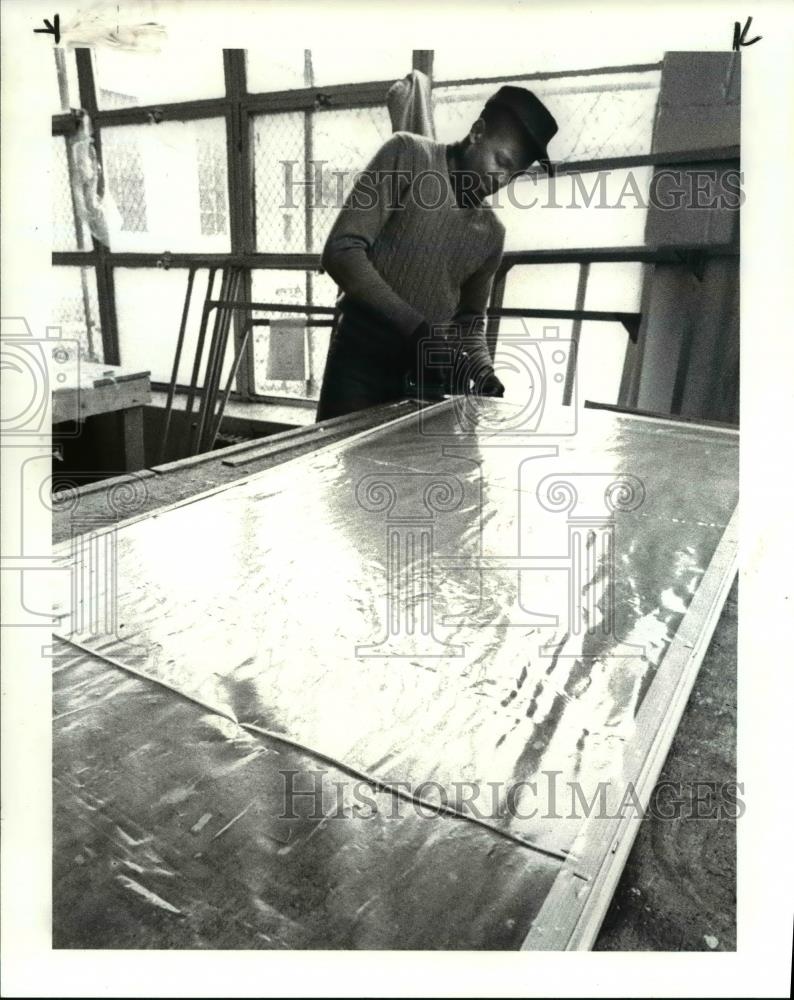 1986 Press Photo Darren Shaw making storm windows at Friendly Inn on Unwin - Historic Images