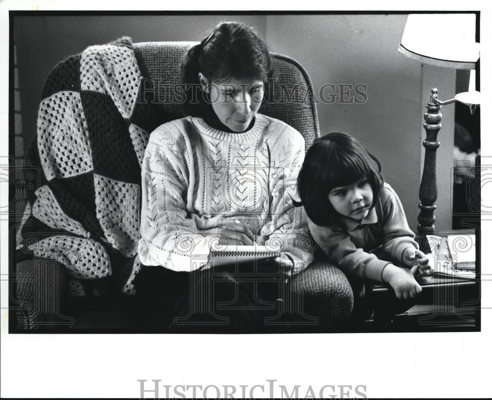 1989 Press Photo Kathy Ewing with daughter Margaret - Historic Images