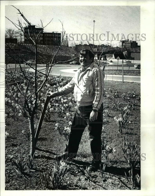 1986 Press Photo Chuck Aneshansel inspecting buds at innerbelt freeway I-90 - Historic Images