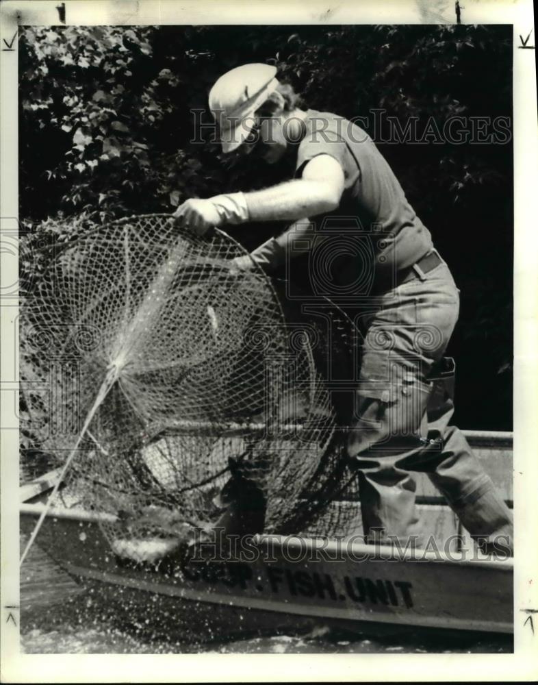 1983 Press Photo Bill Parkland catching catfish in Ohio - Historic Images