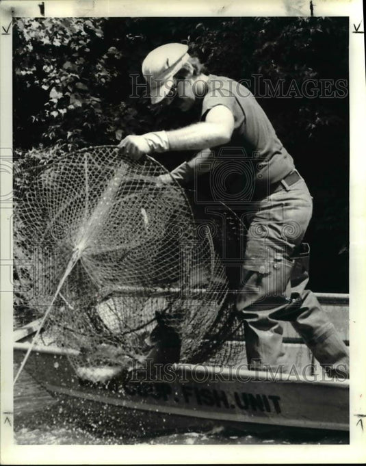 1983 Press Photo Bill Parkland catching catfish in Ohio - Historic Images
