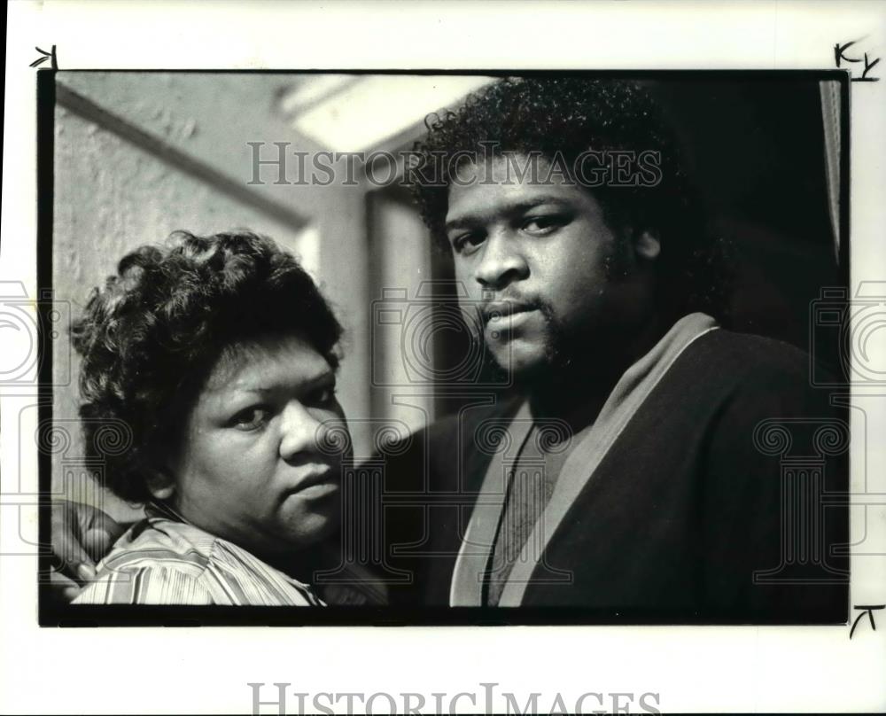 1987 Press Photo Velma Wilson and son Tyrone Rembert - Historic Images