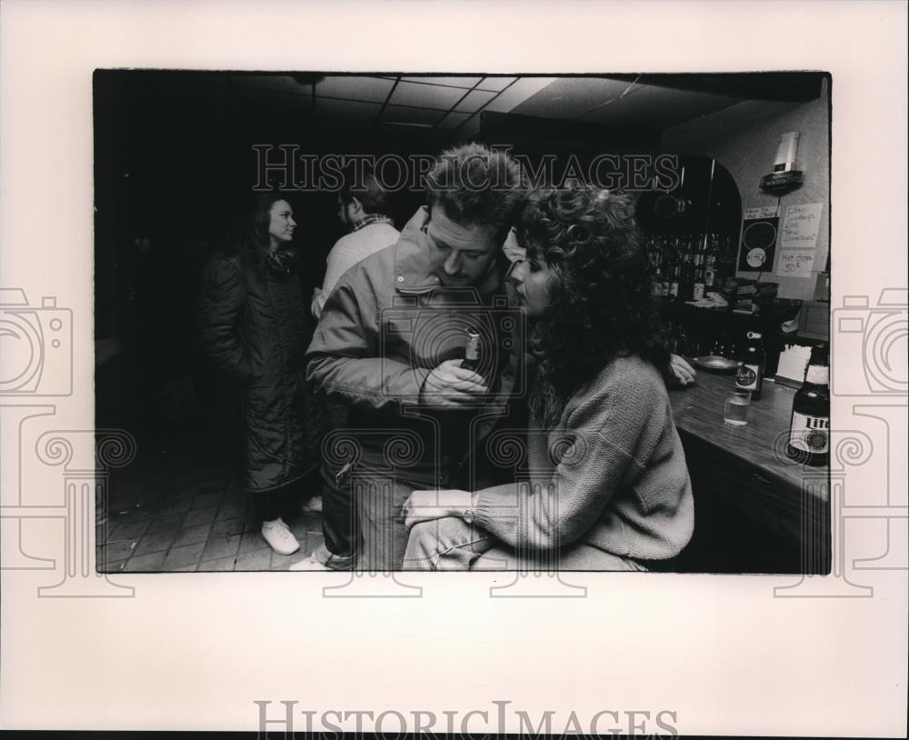 1988 Press Photo Michael Collins Sabina Alasti chat at JB&#39;s - Historic Images