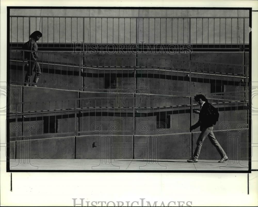 1990 Press Photo Cleveland State University students outside Music and Comm Bldg - Historic Images