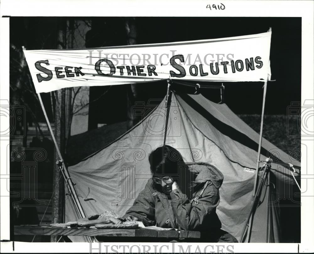 1991 Press Photo Teresa Peirano Student of CSU Anti-war held a vigil on campus. - Historic Images