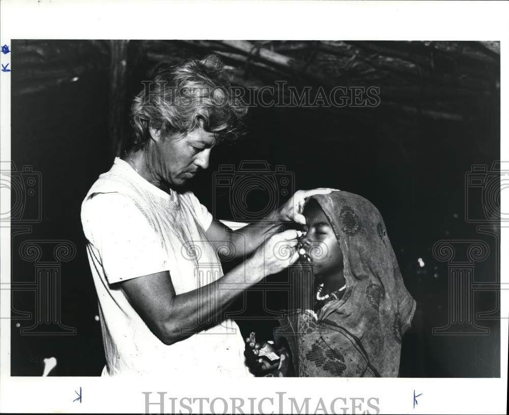 1985 Press Photo Mariles Nussbaum German Nurse put drops has Conjunctivitis Kid - Historic Images