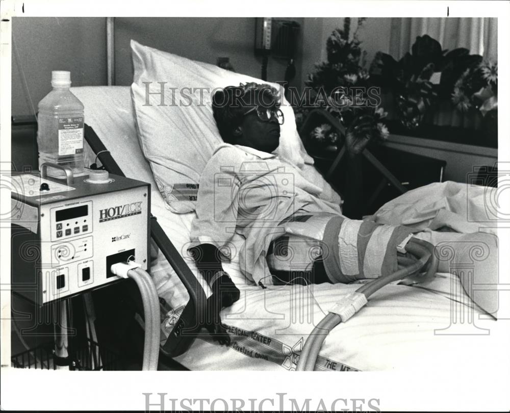 1990 Press Photo Emery Evans after her hip replacement at Mt. Sinai Medical ctr. - Historic Images