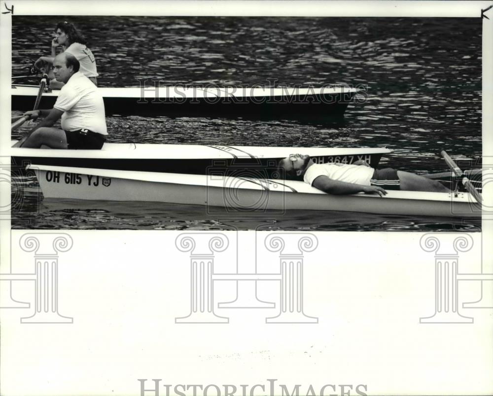 1986 Press Photo Spaceman Scott relaxed before race at the Sohio Riverfest start - Historic Images