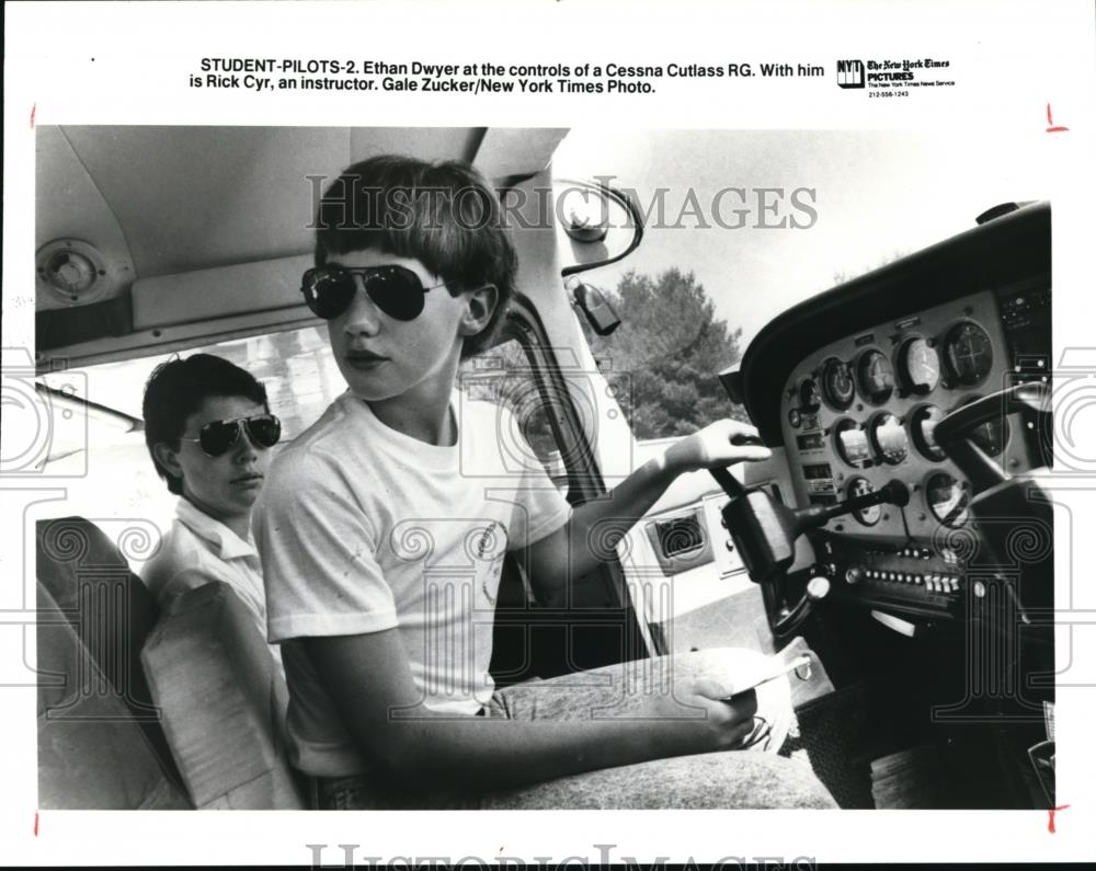 1991 Press Photo Ethan Dwyer at the controls of a Cessna Cutlass RG - Historic Images