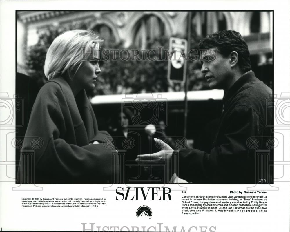 1994 Press Photo Sharon Stone and Tom Berenger star in Sliver - Historic Images
