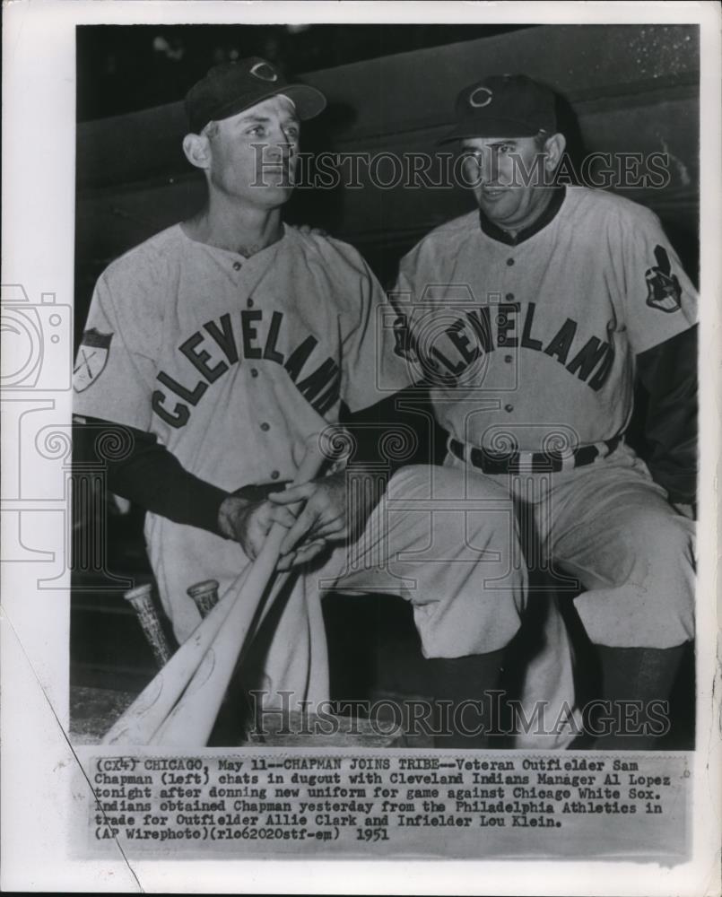 1951 Press Photo Veteran Outfielder Sam Chapman Chats In Dugout - Historic Images