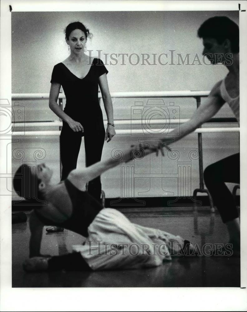 1989 Press Photo Carla Maxwell rehearses the Cleveland Ballet members - Historic Images