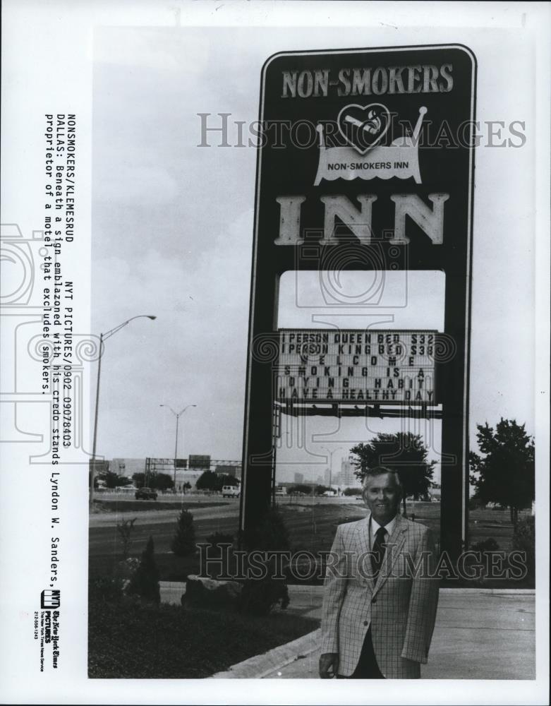 1984 Press Photo Lyndon Sanders, proprietor of motel that excludes smokers - Historic Images