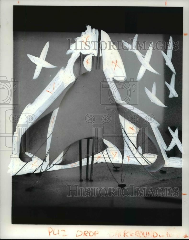 1976 Press Photo Model of floating abstract canvases for Garfield Park - Historic Images