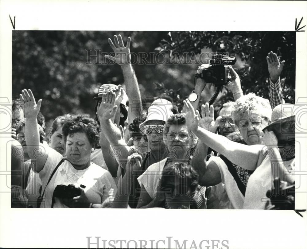 1988 Press Photo The Clyde Ohio residents during the Rain Ceremony - Historic Images