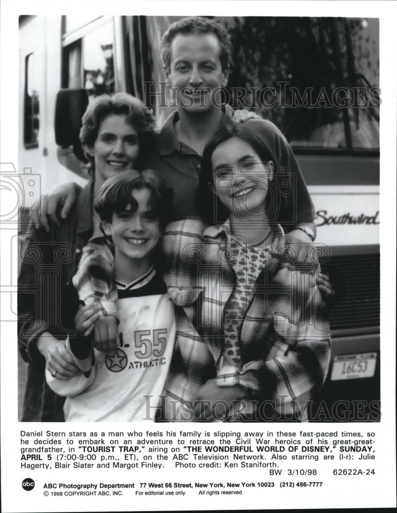 1998 Press Photo Daniel Stern & Cast of Tourist Trap - cvp52667 - Historic Images