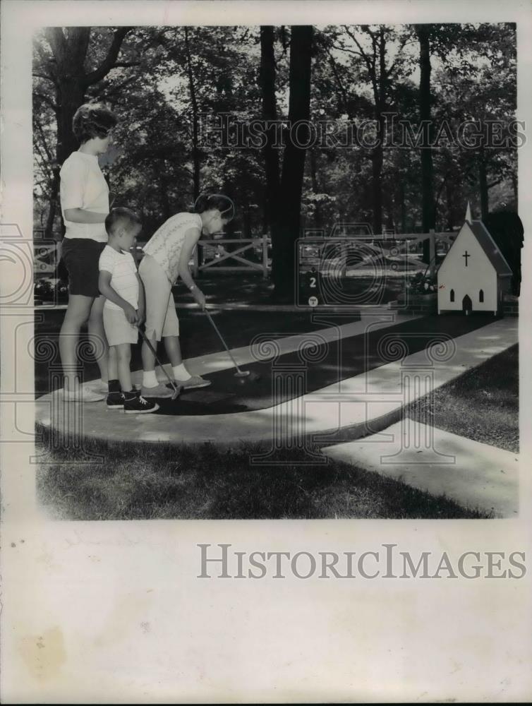 1963 Press Photo Mary Zoller &amp; brother Chuck mini golf with O Compton in Ohio - Historic Images