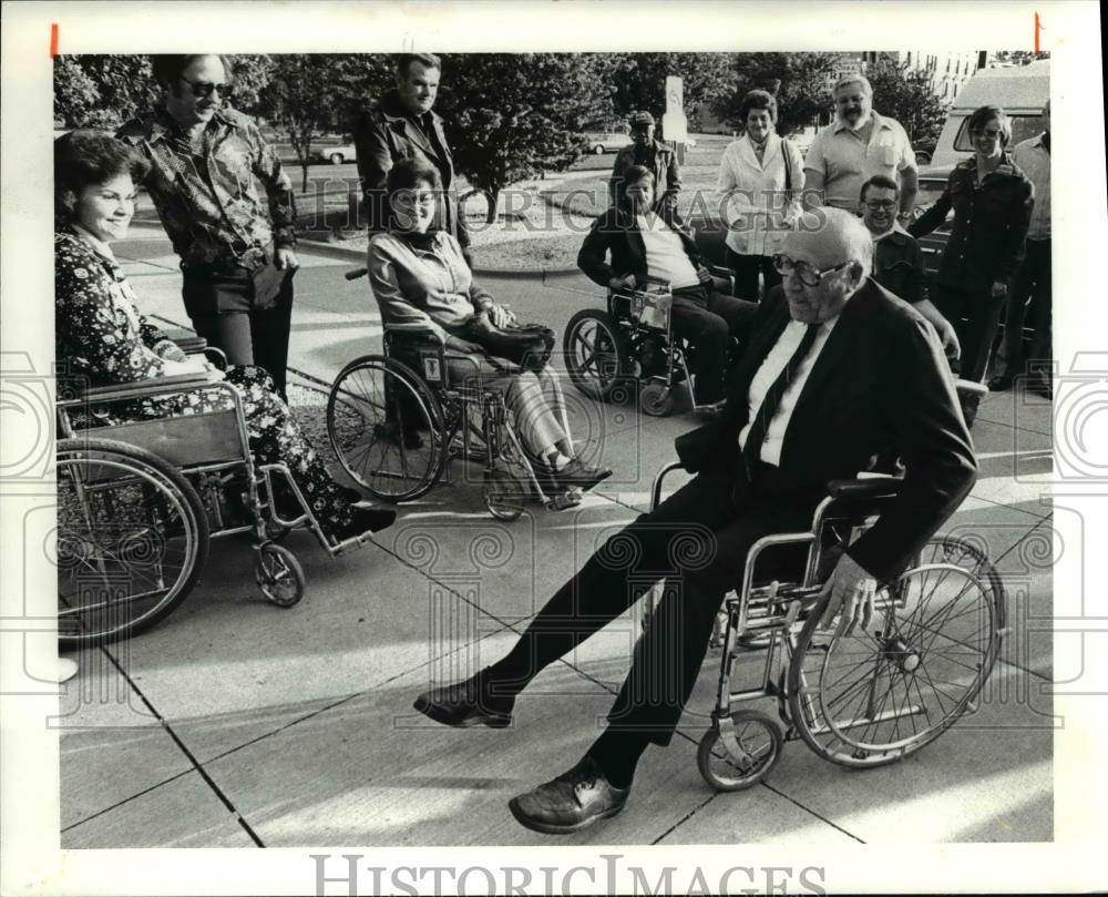 1980 Press Photo The handicapped Lorain Councilman Woody Mathna - Historic Images