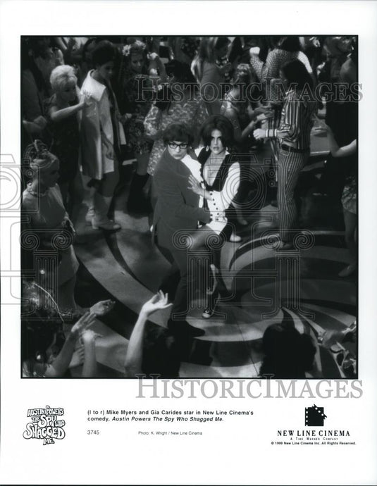 1999 Press Photo Mike Myers and Gia Carides "Austin Powers" - Historic Images