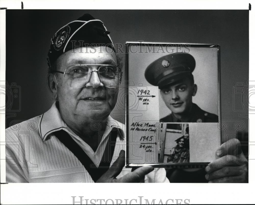 1988 Press Photo Bob Thornton with his old picture during his youth - Historic Images