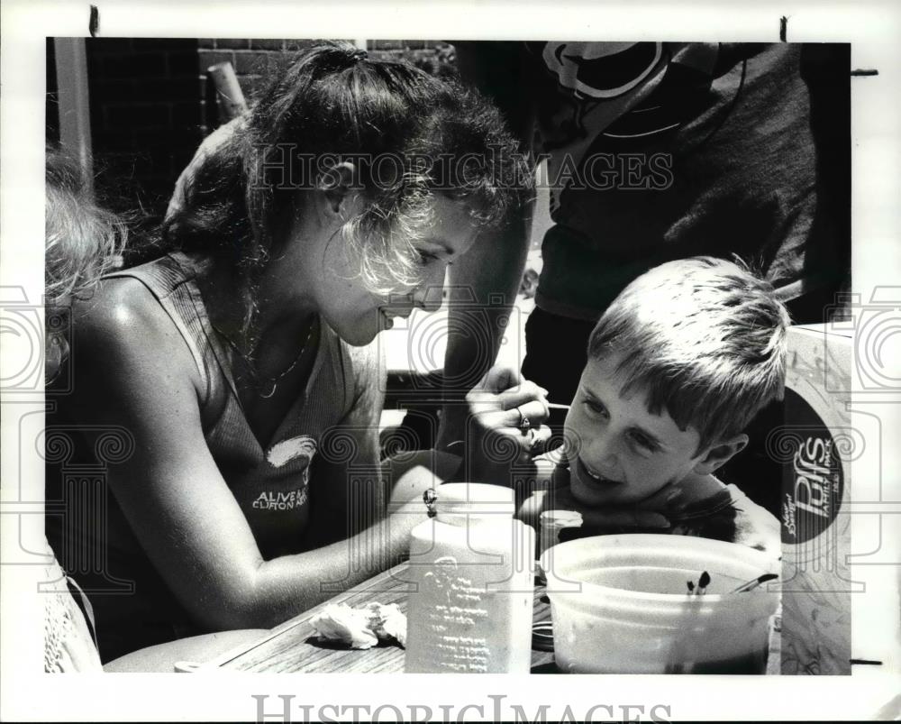 1987 Press Photo Mary Muetzel, from the Cudell Pre School at the - Historic Images