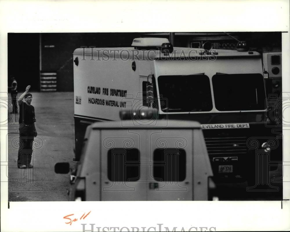 1991 Press Photo Firefighter directs the Cleveland Fire Dept Hazardous Unit - Historic Images