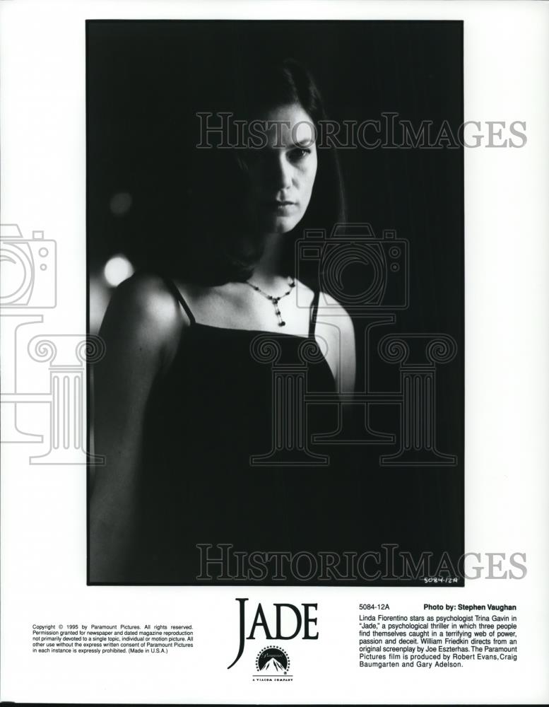1995 Press Photo Linda Fiorentino stars as Trina Gavin in Jade movie film - Historic Images