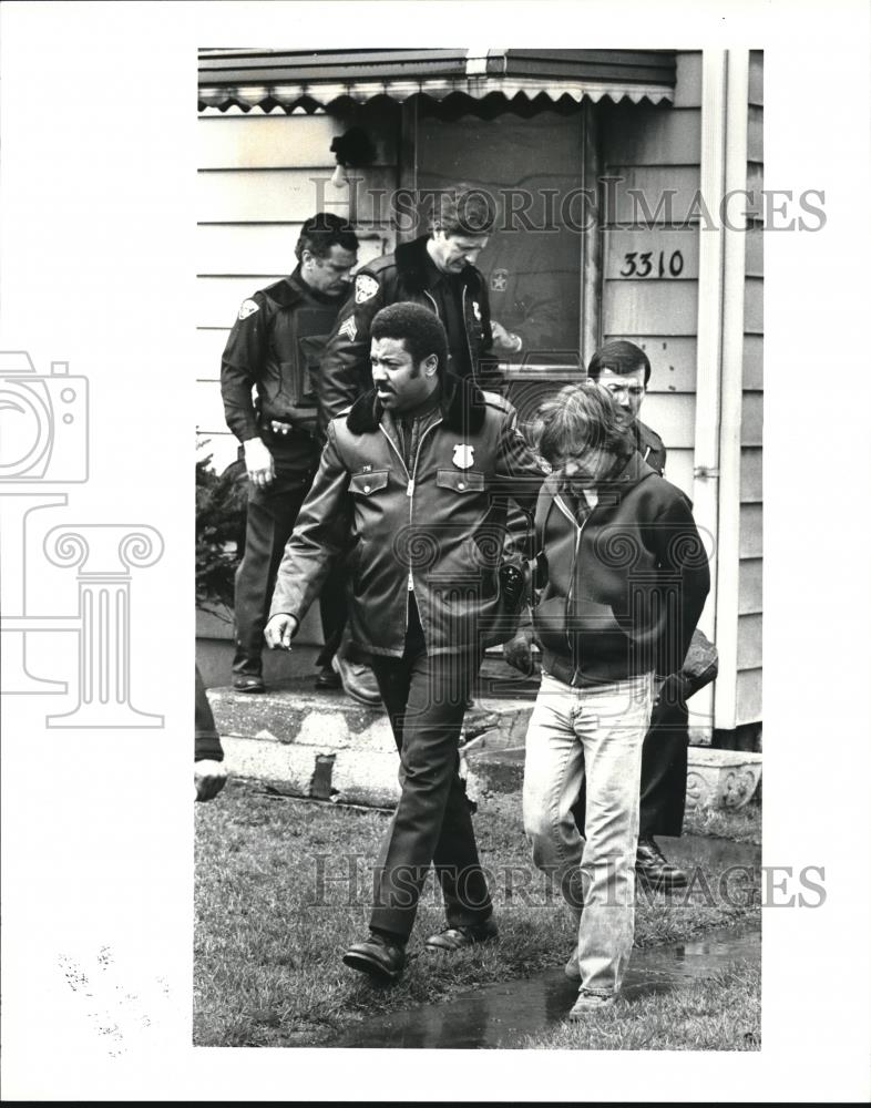 1986 Press Photo Policeman with a suspect during a drug raid - Historic Images