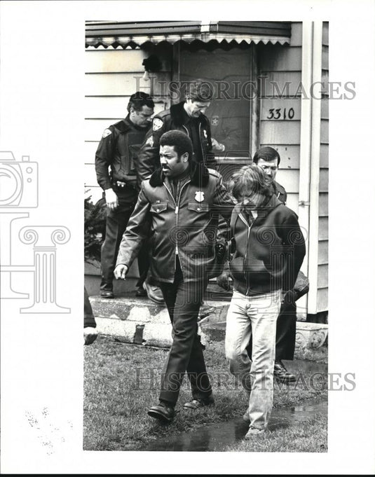 1986 Press Photo Policeman with a suspect during a drug raid - Historic Images