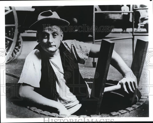 Press Photo A man going down the manhole - Historic Images