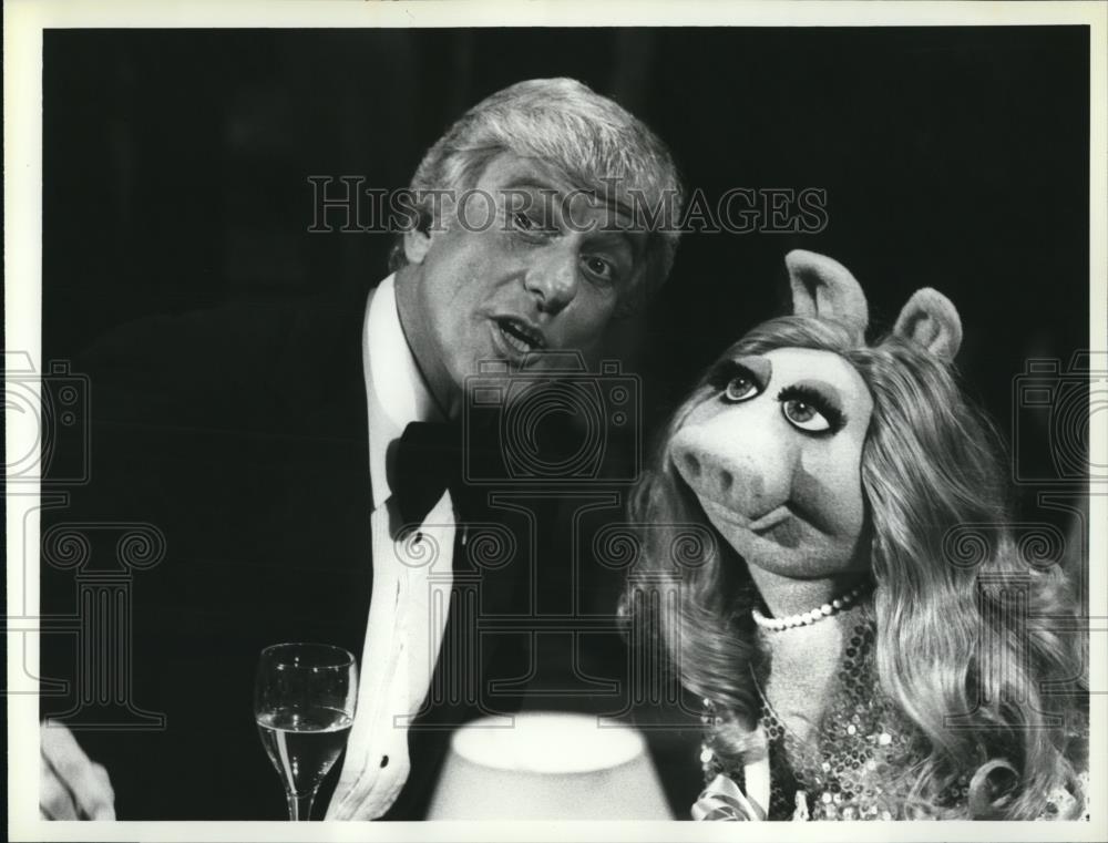 1979 Press Photo Dick Van Dyke &amp; Miss Piggy in The Muppets Go Hollywood - Historic Images