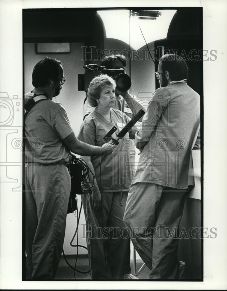 1987 Press Photo Mr. R. Berger producer writer of Medi-Scene TV show - Historic Images