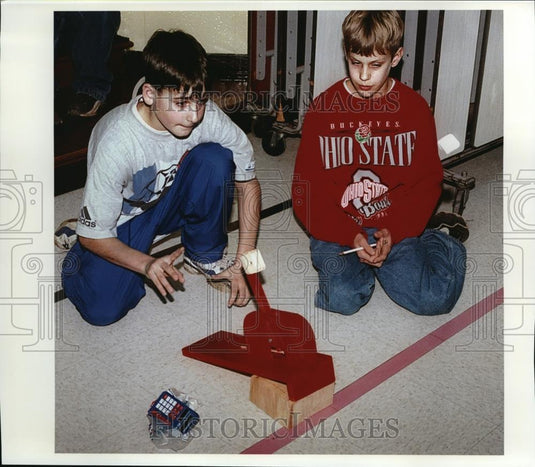 1998 Press Photo David Toennies doing an experiment - Historic Images