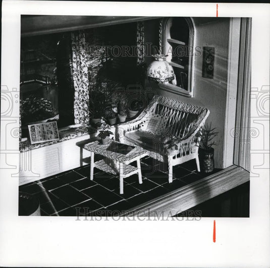 1978 Press Photo Tiny wicker setee & two-tiered table by Wayne & Sally Lasch - Historic Images