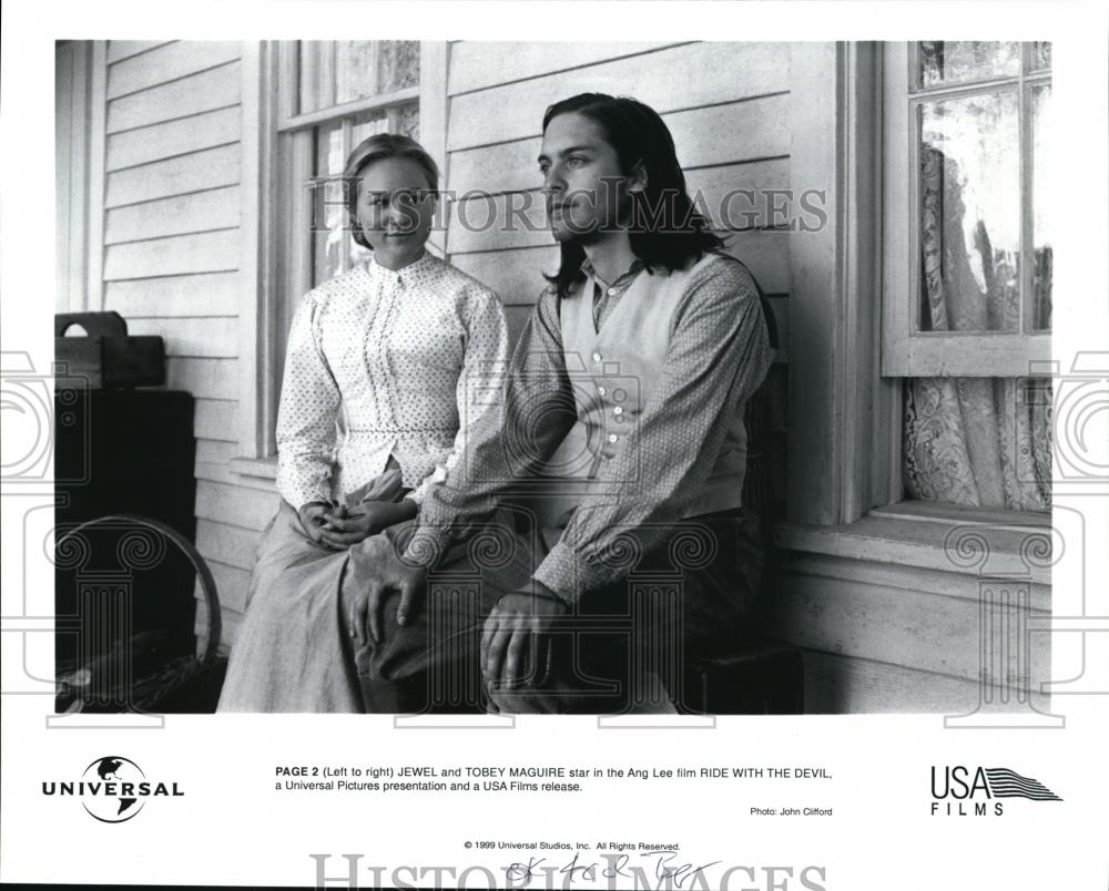 1999 Press Photo Jewel and Tobey Maguire star in Ride with the Devil - Historic Images