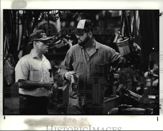 1989 Press Photo Union rep talks to worker at Ford Motor Co. plant in Lorain - Historic Images