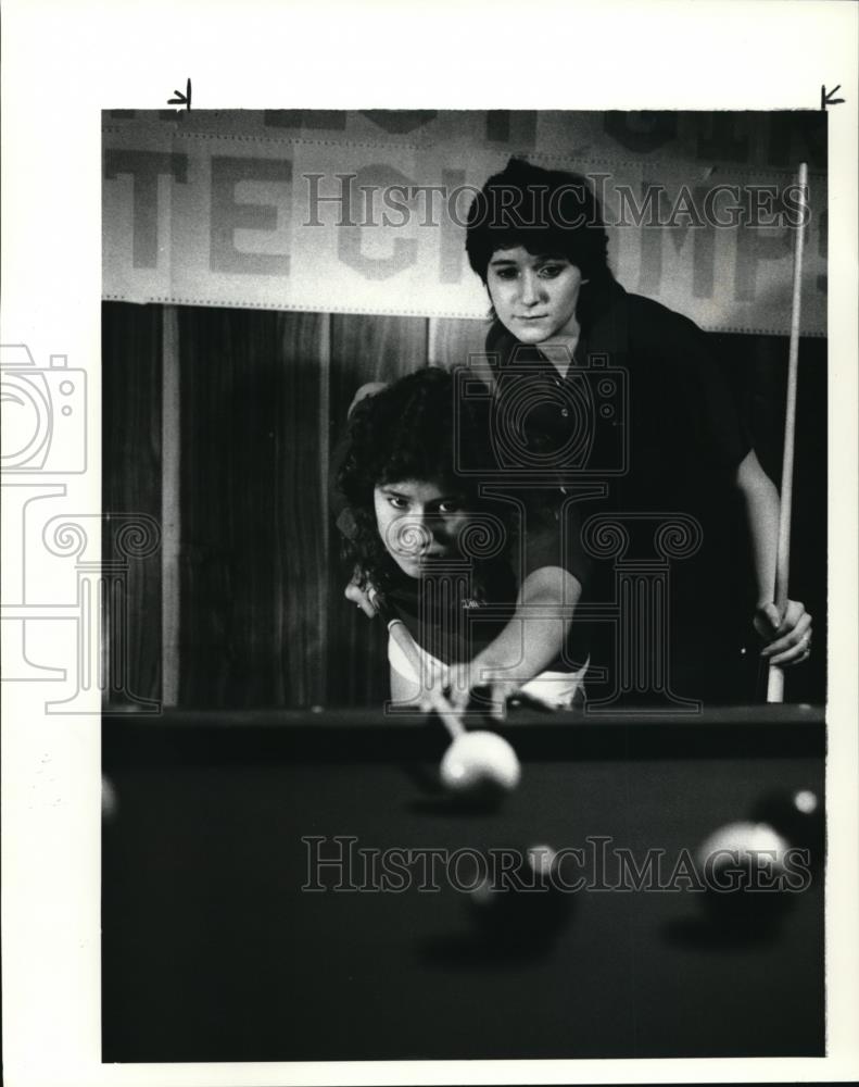 1986 Press Photo Bonnie Wilheim & Diane Matyi shooting pool - Historic Images