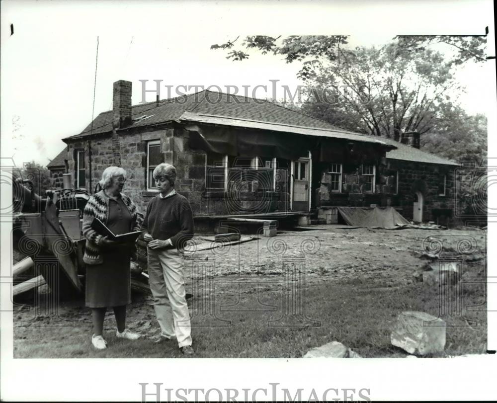 1988 Press Photo Roxanne Bell &amp; Julie Reserve Unit at headquarters for Herb Soc. - Historic Images