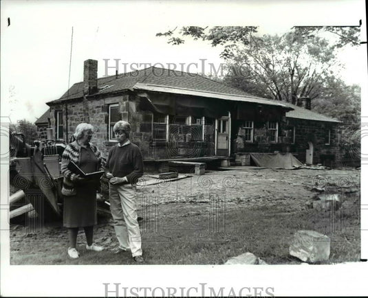 1988 Press Photo Roxanne Bell & Julie Reserve Unit at headquarters for Herb Soc. - Historic Images