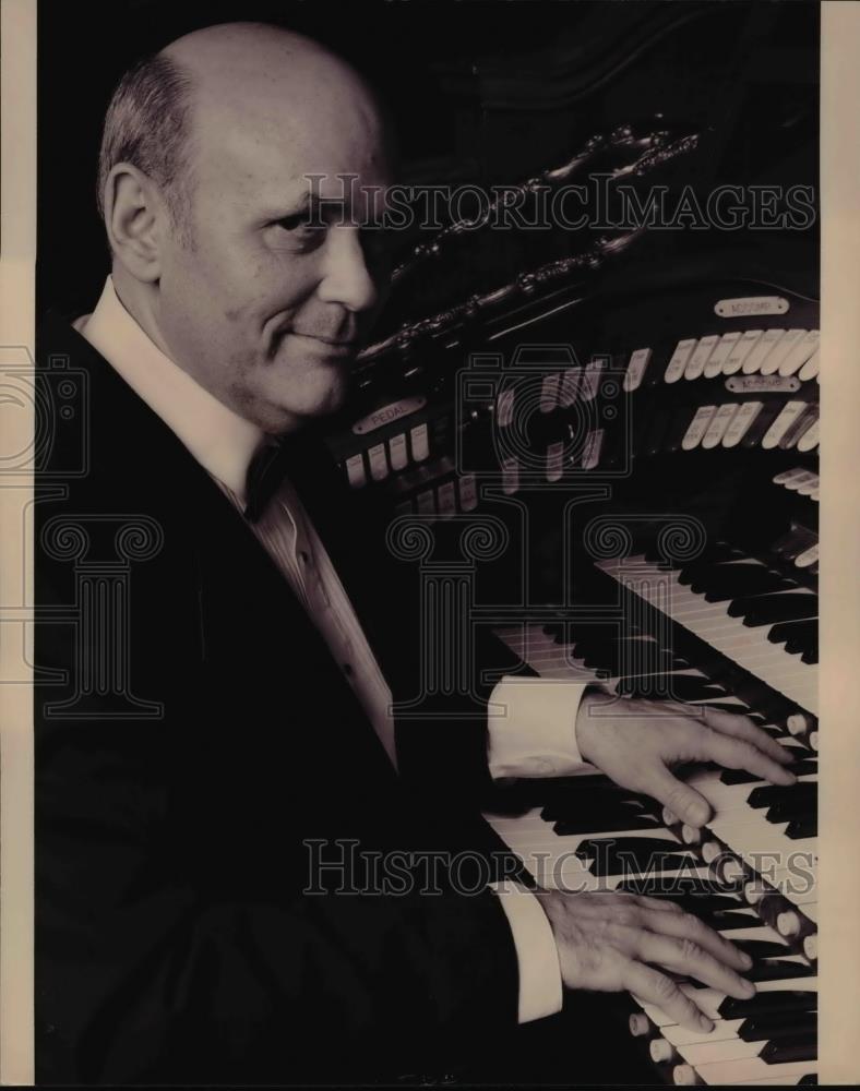 Press Photo Larry Kass Christmas With Love II - cvp70200 - Historic Images