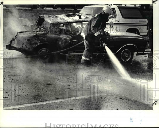 1986 Press Photo The Cleveland firefighters with the car wreckage - Historic Images